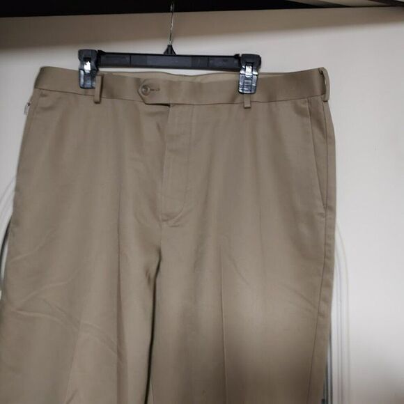 New Dockers Premium Relaxed Fit Never Iron Khaki Pants 36/32 - Picture 2 of 3